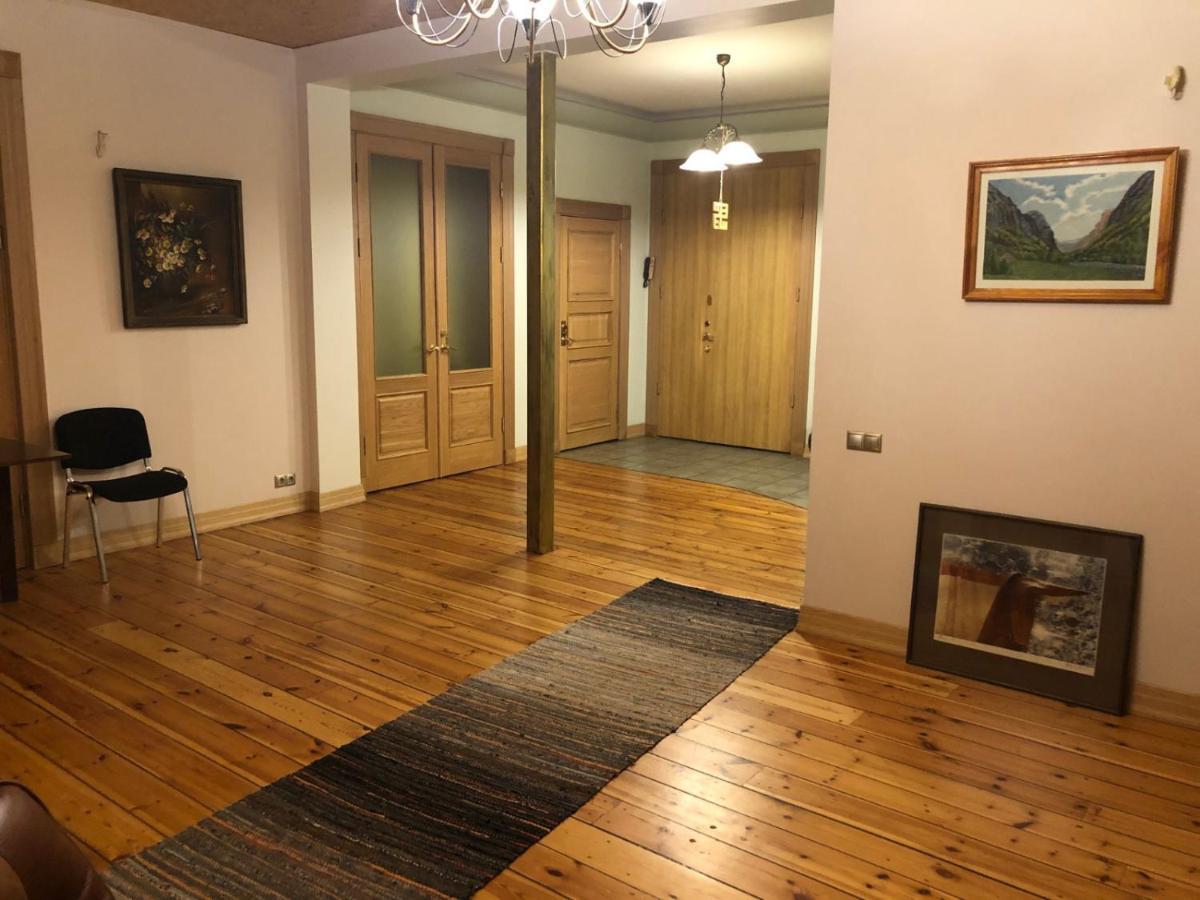 Classical Large On Alberta Street, Free Locked Parking Appartement Riga