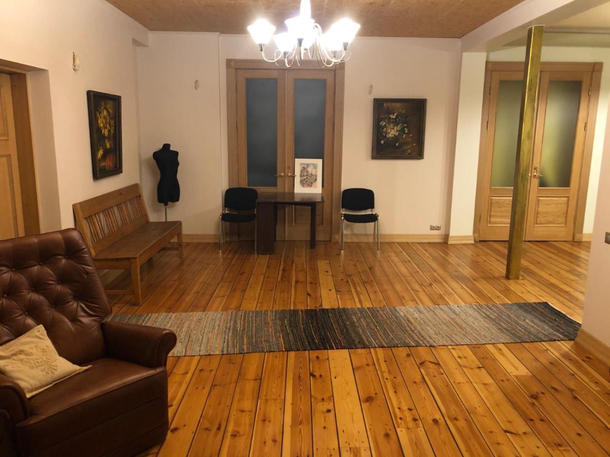 Classical Large On Alberta Street, Free Locked Parking Appartement